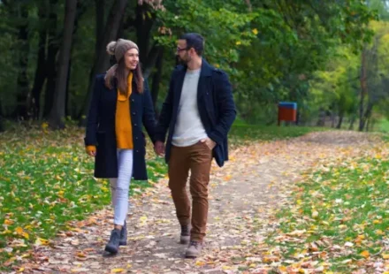 Personne se promenant tranquillement après le repas.