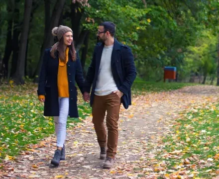 Personne se promenant tranquillement après le repas.