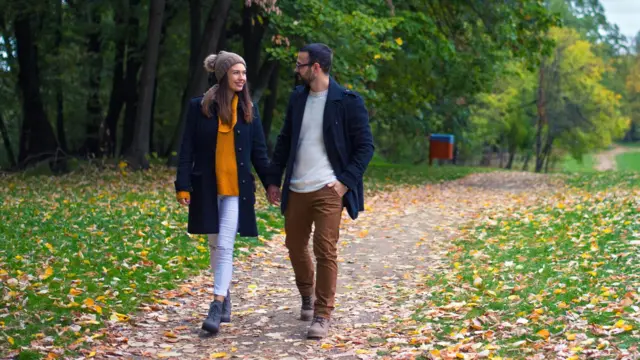 Personne se promenant tranquillement après le repas.