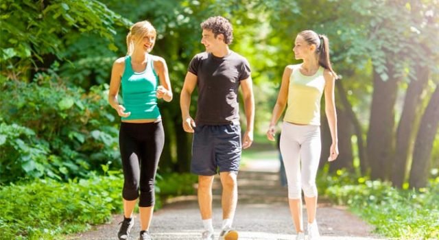Un adulte en train de marcher + routine quotidienne.