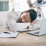 Homme ressentant de la fatigue pouvant s'interroger sur sa testostérone
