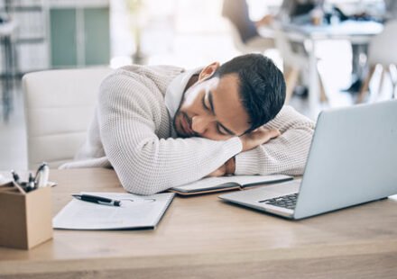 Homme ressentant de la fatigue pouvant s'interroger sur sa testostérone