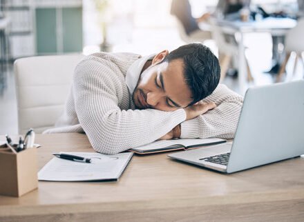 Homme ressentant de la fatigue pouvant s'interroger sur sa testostérone