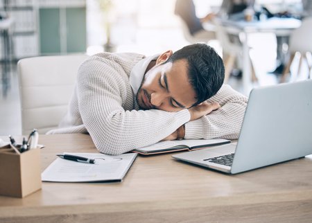 Homme ressentant de la fatigue pouvant s'interroger sur sa testostérone