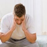 homme de 50–60 ans légèrement fatigué le matin. ForceVital