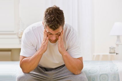 homme de 50–60 ans légèrement fatigué le matin. ForceVital