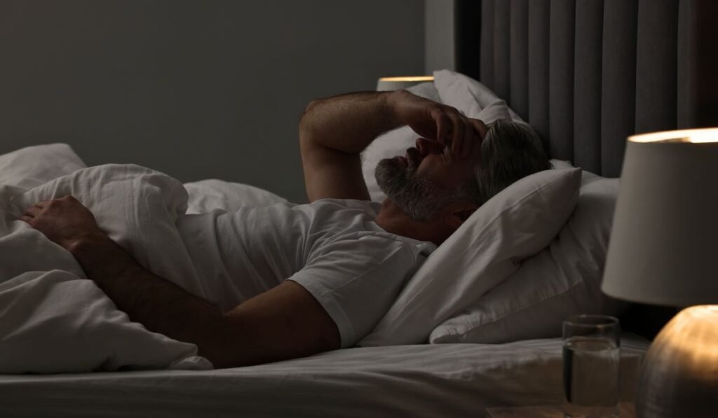 homme mature réveillé pendant la nuit. ForceVital
