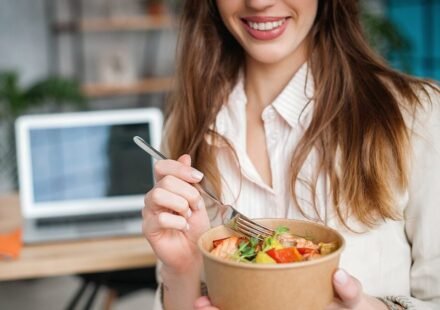 Une femme terminant un repas équilibré. Glucavit