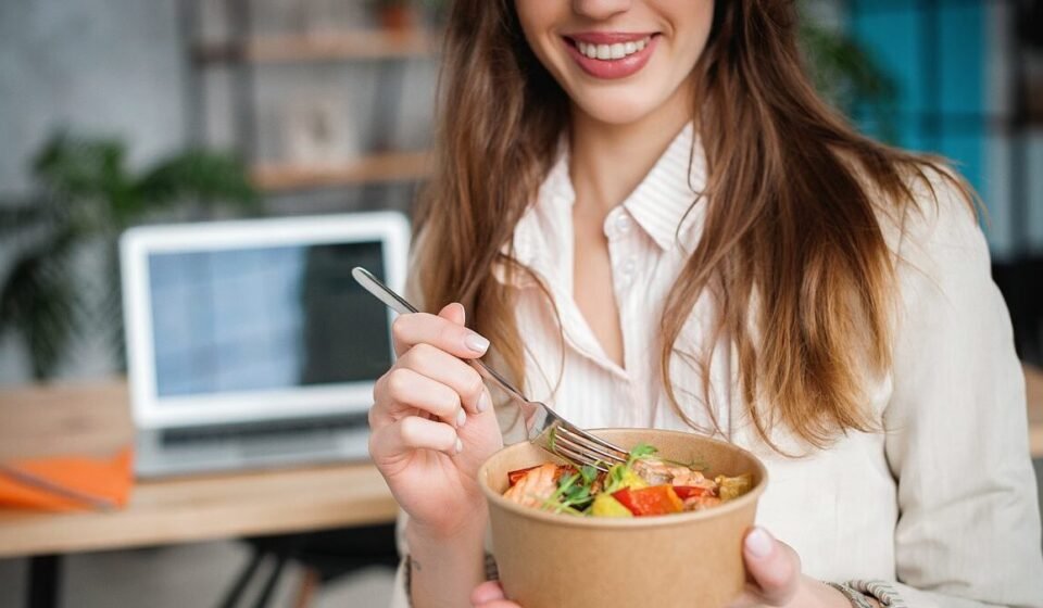 Une femme terminant un repas équilibré. Glucavit