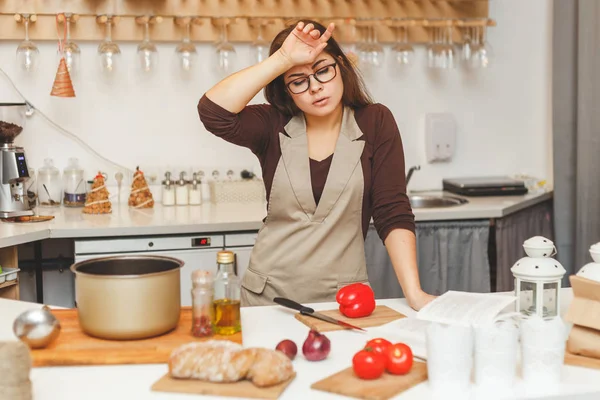 Une femme fatiguée regardant de la nourriture. Glucavit