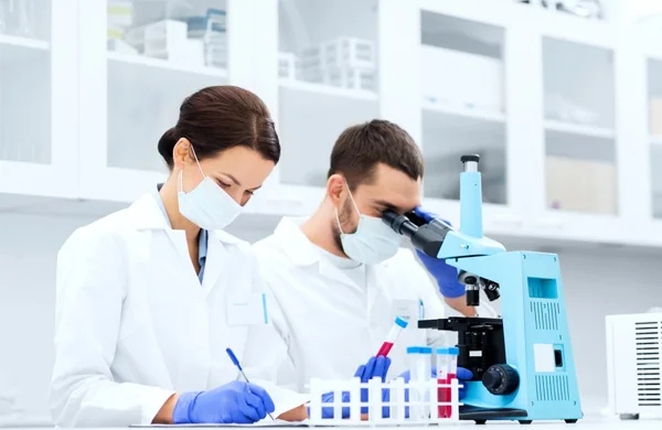 chercheur analysant des études scientifiques. Glucavit