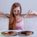 Une femme qui a faim en milieu de matinée. Glucavit