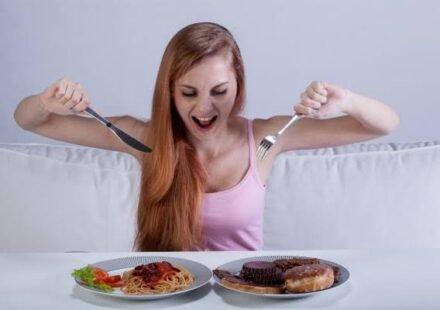Une femme qui a faim en milieu de matinée. Glucavit