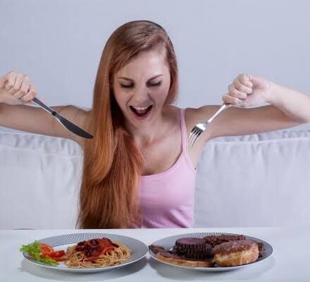 Une femme qui a faim en milieu de matinée. Glucavit