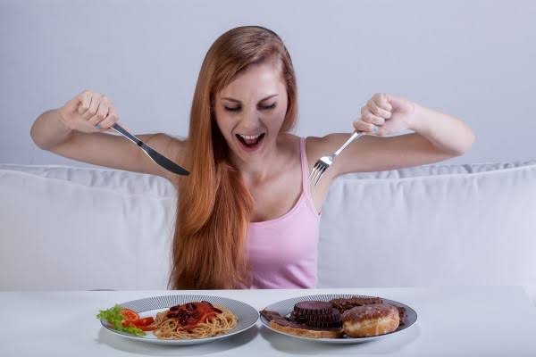 Une femme qui a faim en milieu de matinée. Glucavit