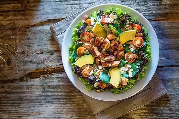 Assiette composée de légumes, de céréales et de protéines. Glucavit