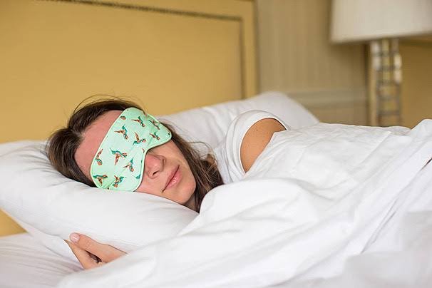 Une femme adulte en train de dormir.