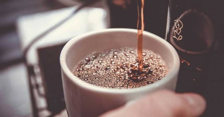 Café accompagné d'une petite pâtisserie après le repas. Glucavit