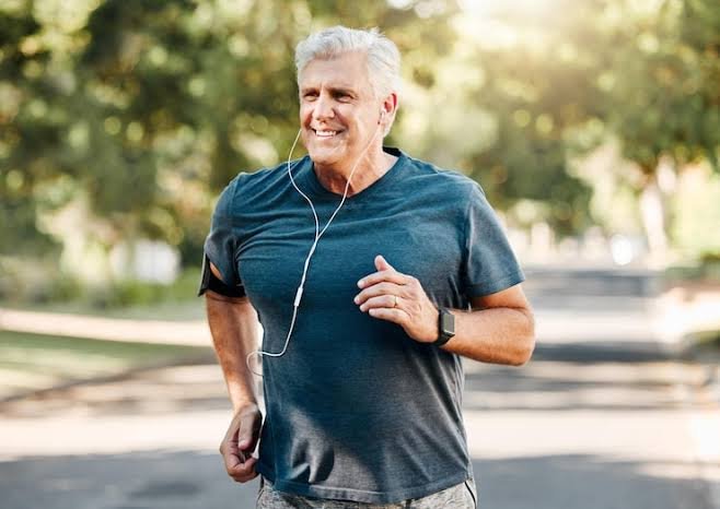 homme de plus de 50 ans marchant à l'extérieur. ForceVital
