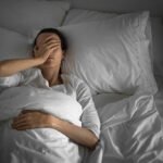 Une personne fatiguée au lit. Glucavit