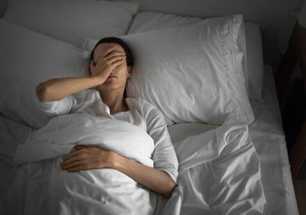 Une personne fatiguée au lit. Glucavit