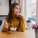 Une femme regardant un dessert après le dîner. Glucavit