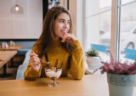 Une femme regardant un dessert après le dîner. Glucavit