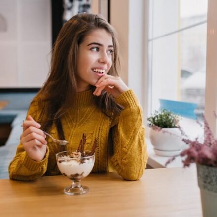 Une femme regardant un dessert après le dîner. Glucavit