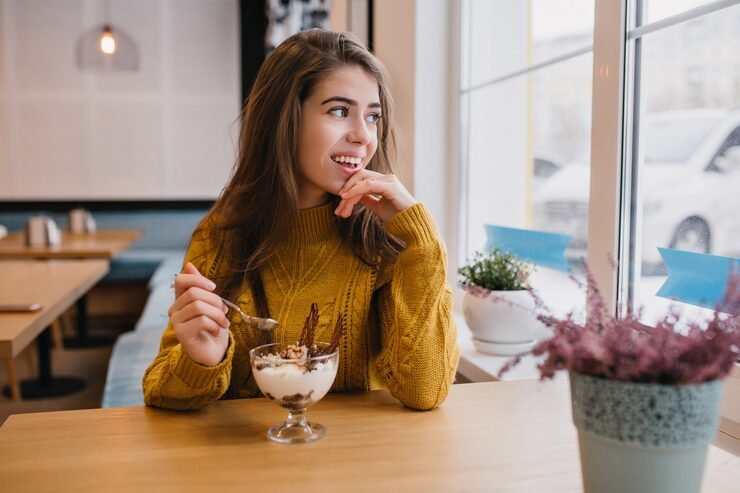 Une femme regardant un dessert après le dîner. Glucavit